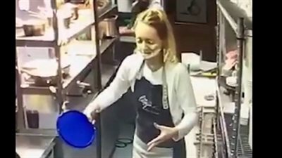 موقف محرج لعاملة بمطبخ مطعم (فيديو)