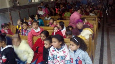 الأطفال يسيطرون على مشهد الزيارة الأولى لمقصورة رفات شهداء داعش (صور)