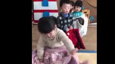 أسهل طريقة لتعليم الطفل ارتداء ملابسه (فيديو)