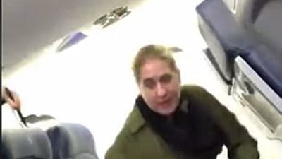 «العصبية» تتسبب في طرد راكبة من طائرة (فيديو وصور)