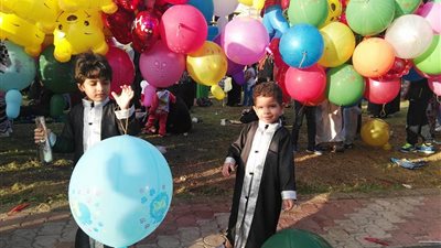 بائعو البالونات ينشرون بضائعهم على الحبال لجذب أطفال بورسعيد (صور وفيديو)