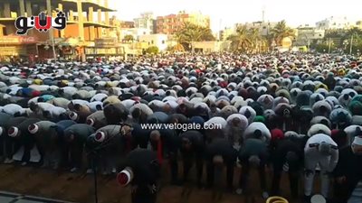 محافظ البحر الأحمر يؤدي صلاة عيد الأضحى بالغردقة (فيديو)