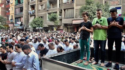 أغرب أماكن لصلاة عيد الأضحى بمنطقة عين شمس (فيديو)