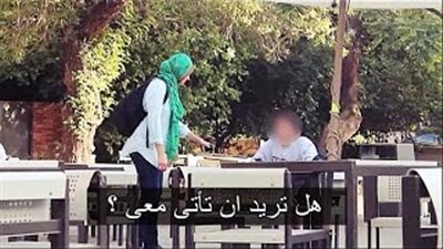 بالفيديو.. فتاة تضع شابا أمريكيا في موقف محرج انتقاما لمحجبة