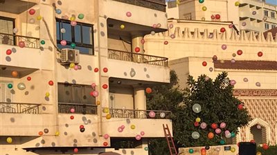 تساقط «البالونات» من أعلى العقارات احتفالا بعيد الأضحى ببورسعيد (فيديو وصور)