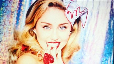 مايلي سايرس تهنئ جمهورها في عيد الحب بصورة جديدة