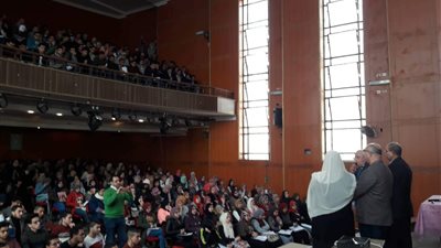 محافظ بورسعيد: المدرسة تغرس مبادئ الوطنية في نفوس الطلاب (صور)