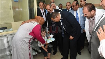 محافظ الشرقية يوزع الحلوى على المرضى في عيد الأضحى (صور)