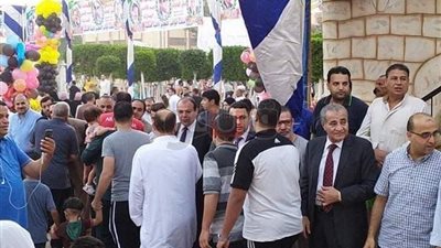 وزير التموين يلتقط الصور التذكارية خلال احتفالات العيد بالشرقية (صور)