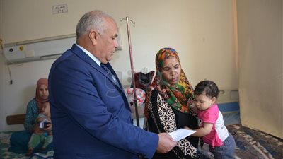 محافظ الوادي الجديد يزور المرضى بالمستشفيات ويقدم هدايا العيد لهم (صور)