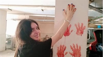 دينا تغمس يدها في الدماء بعد ذبح الأضحية