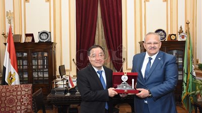 رئيس جامعة القاهرة يلتقي السفير الصيني (صور)