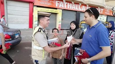 «بطاقات معايدة» رجال المرور يحتفلون بالمواطنين في أول أيام العيد