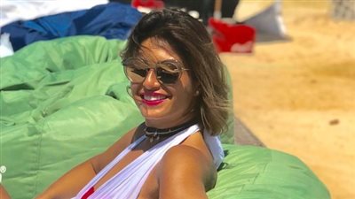 منة فضالي تحتفل بأول أيام عيد الأضحى على شواطئ الساحل