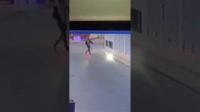 لحظة اعتداء لص على فتاة بطريقة وحشية وسرقة حقيبتها (فيديو)