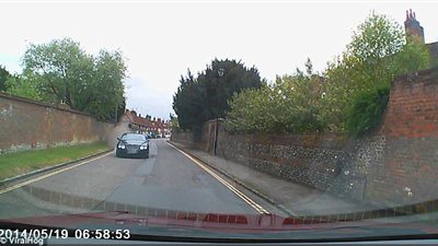 سيارة باهظة الثمن تتحطم على الطريق (صور)