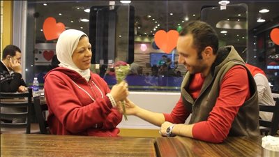 «كل حبيبِ بالإشارة يفهم».. موسى وأماني قصة غرام «من غير كلام»