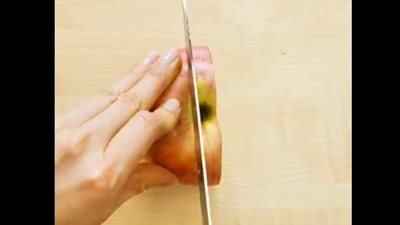 أسهل طرق لتقطيع التفاح بأشكال رائعة (فيديو)