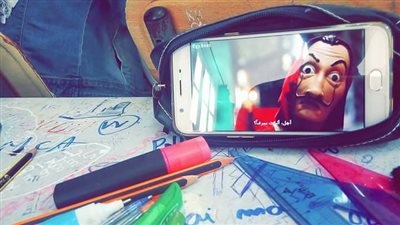 طالب يبتكر طريقة لمشاهدة مسلسل داخل الفصل