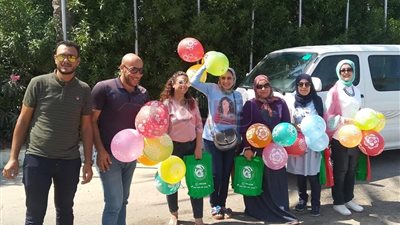 موظفو ديوان محافظة دمياط يستقبلون رواد رأس البر بالبالونات