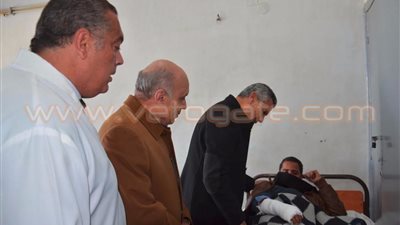 بالصور.. وزير النقل يعتذر لمصابي حادث قطار بني سويف عن سوء الخدمة