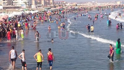 توافد الأهالي على شواطئ رأس البر.. وتحذيرات من ارتفاع الأمواج (صور)