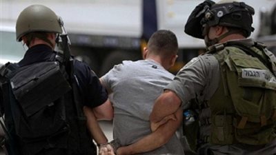 الاحتلال يعتقل 3 شبان ويعتدي عليهم بالضرب في ساحات الأقصى