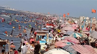 الآلاف على شاطئ جمصة احتفالا بأول أيام عيد الأضحى (صور)