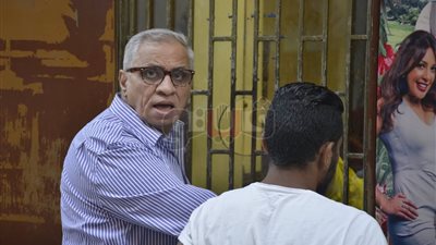 السبكي يتابع بيع التذاكر والإقبال على السينمات بوسط البلد (صور)