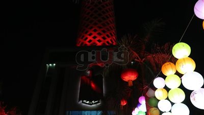 برج القاهرة يتزين باللون الأحمر احتفالا بعيد الربيع الصينى