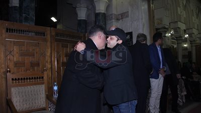 محمد هنيدي ومنة شلبي ولبلبة أول الحاضرين لعزاء والدة تامر حبيب