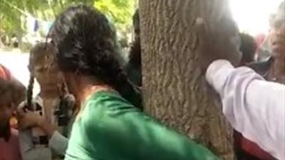 ربط امرأة في شجرة للاشتباه في قيامها بخطف الأطفال (فيديو)
