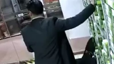 لحظة سرقة رجل لمحل أحذية بطريقة ماكرة (فيديو)