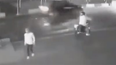 يقظة رجل تحرم لصا من سرقة هاتفه (فيديو)