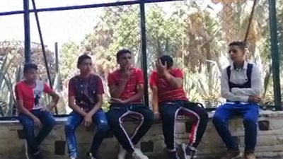 مراهقون يدخنون السجائر في حديقة الحيوان (فيديو)