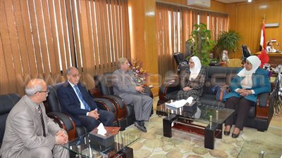 بالصور.. «المالية» تكرم محافظ الإسماعيلية