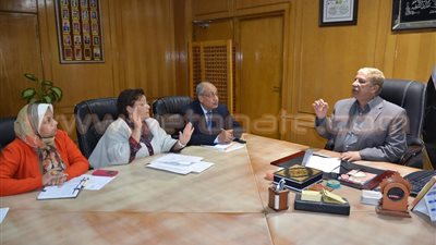 بالصور.. محافظ الإسماعيلية يناقش إنهاء تعيين المدرسين الجدد