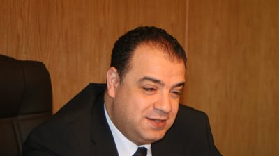 محافظ الفيوم يستقبل أسرة الشاب المصاب بالأردن ويستجيب لمطالبها