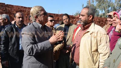 بالصور.. محافظ الإسماعيلية يتفقد منطقة إسكان «كوكاكولا»