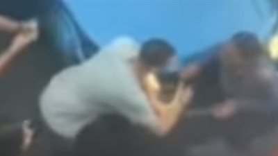 لقطات مروعة للحظة سحق جسد سيدة بين سيارتين بعد مشاجرة مع سائق تاكسي (فيديو)