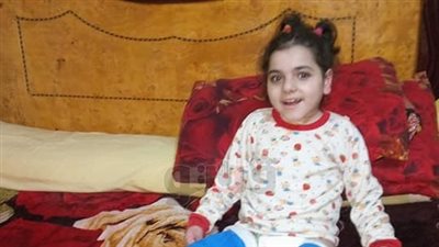 والدة «جني»: ابنتي مصابة بضمور في المخ ولا أستطيع علاجها (صور)