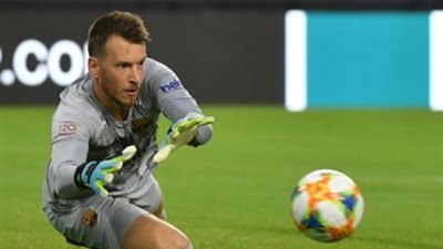 حارس برشلونة يخضع لجراحة بعد إصابته بكسر في يده