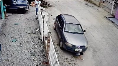 رجل يدهس ابن شقيقه بسيارته (فيديو وصور)