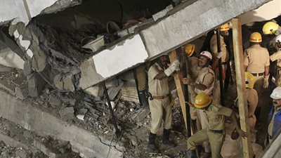 لحظة انهيار منزل قيد الإنشاء على عمال البناء (فيديو وصور)