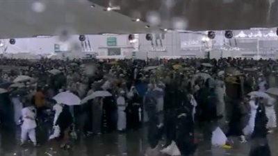 سقوط أمطار غزيرة على الحرم المكي (فيديو)