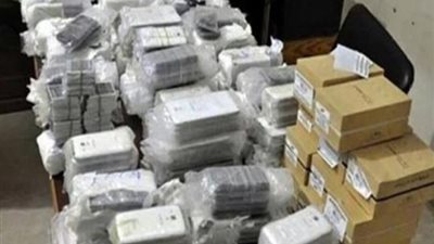 جمارك مطار أسيوط تحبط تهريب كمية من الفلاشات وكروت الميموري