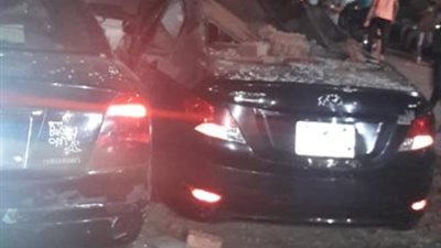 إصابة مواطن وتهشم سيارات في انهيار جدار برج سكني بالشرقية (صور)