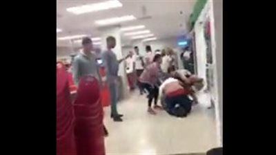 مشاجرة طاحنة بين مجموعة من الأشخاص داخل سوبر ماركت (فيديو)