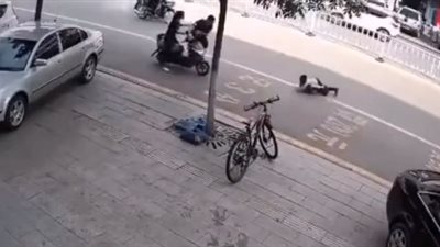 لحظة نجاة صبي بعد تعرضه لحادث مرتين (فيديو)