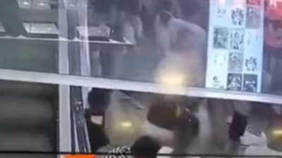 انشغال أب بهاتفه كاد أن يتسبب في كارثة لطفلته (فيديو)